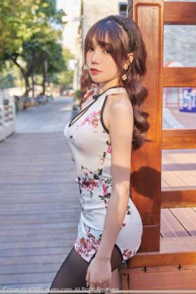 被同学凌辱的丝袜妈妈：扮猪吃虎